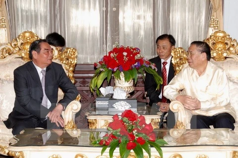 Politburo member Le Hong Anh is received by Lao Party General Secretary and State President Choummaly Sayasone (Source: VNA)