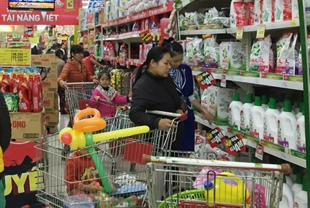 People shop at BigC Supermarket in Hanoi (Photo: VNA)