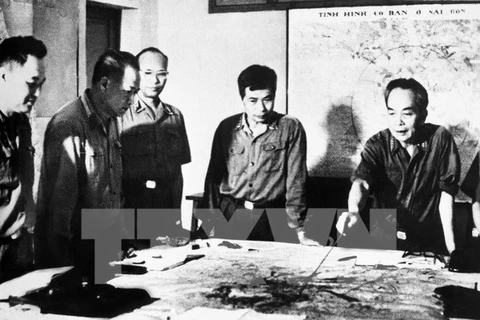 General Vo Nguyen Giap (1st, R) supervised the progress of 1975 Spring Offensive. (Photo: VNA)