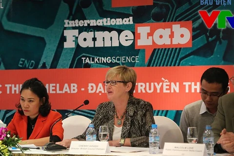 Director of the British Council Vietnam Cherry Gough (second from left) introduces the FameLab competition (Photo: vtv.vn)