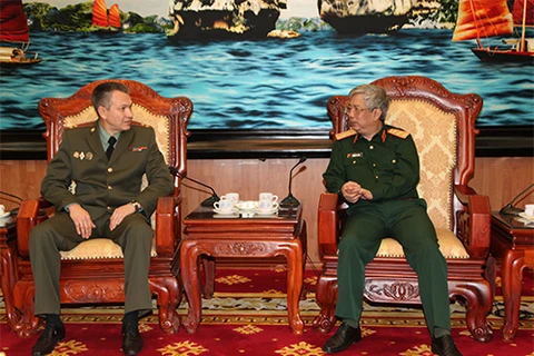 Deputy Defence Minister Senior Lieutenant General Nguyen Chi Vinh (R) meets Russian Defence A ttaché to Vietnam, Colonel Andrey Petrovich Likhachev (Photo: qdnd)