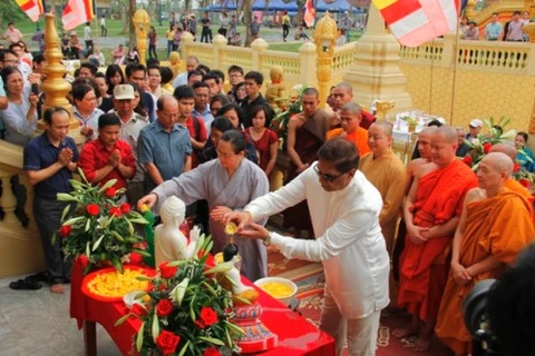 The traditional Chol Chnam Thmay Festival is being celebrated at the Khmer pagoda complex. (Photo: VNA)