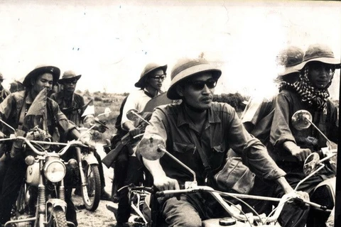 Veteran journalist Tran Mai Hanh (wearing glasses) and his VNA co-workers in 1975. (Photo: VNA)