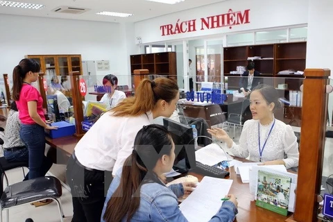 People are guided to deal with administrative procedures (Photo: VNA)