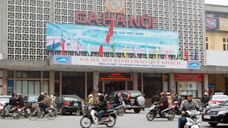 At the same meeting, Colonel Dao Thanh Hai, deputy head of Hanoi Police Department proposed to move Hanoi railway station out of the city centre to reduce congestion and accidents (Photo: nguoiduatin)