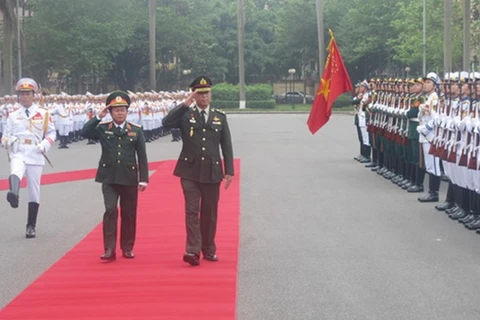 General Worapong Sanganetra (R) and Senior Lieutenant General Do Ba Ty review the Guard of Honour (Photo: Quan doi Nhan dan)