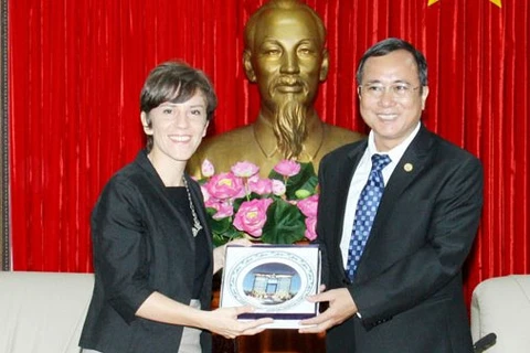 Italian Consul General Carlotta Colli (L) and Chairman of the Binh Duong People’s Committee Tran Van Nam. (Photo: baobinhduong.vn)