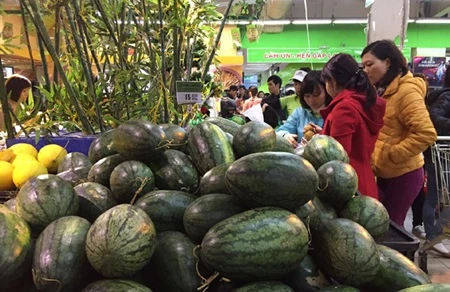 Customers choose fruits at the Big C Supermarket on Ha Noi's Tran Duy Hung Street. Source: VNA