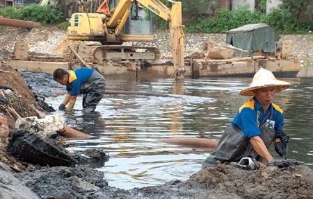 Workers dredge the Kim Nguu River in Hanoi's Hoang Mai district (Photo: VNA)