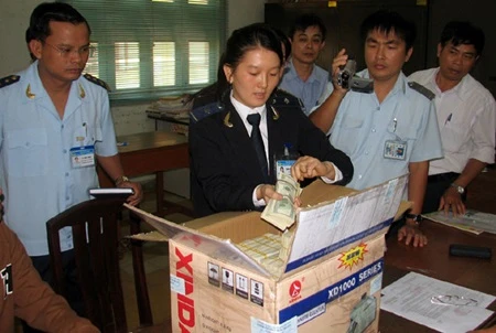 Customs discovered a great amount of money illegally transported at the Tan Son Nhat International Airport (Photo" VNA)