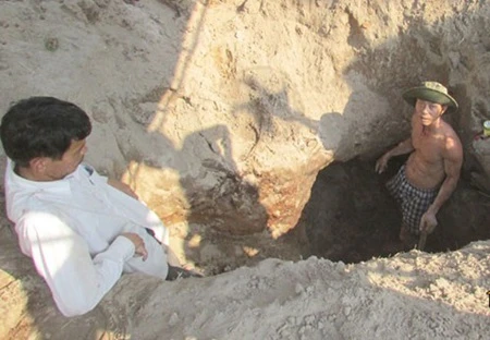 A war-time tunnel has been discovered in a garden in Binh Giang Commune in the central region (Photo: baomoi.com)