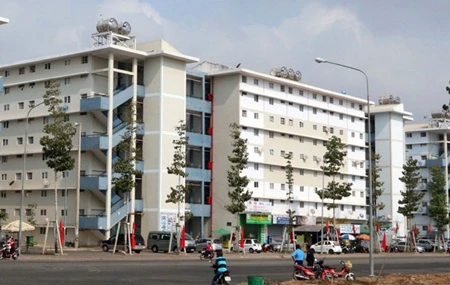 An apartment complex for low-income people in Binh Duong's Ben Cat Town. Disbursement from the $1.38 billion housing stimulus package has stagnated as low-income people are deemed unable to repay their loans in 10 to 15 years. (Photo: VNA)