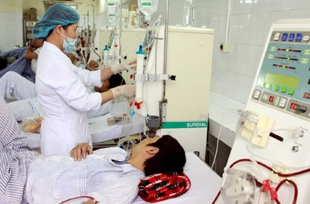 Patients suffering chronic kidney disease receive treatment at Hanoi-based Bach Mai Hospital (Photo: VNA)
