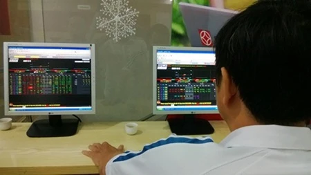 The VN-Index decreased 0.5 per cent to close at 562.24 points. (Photo: VNA)