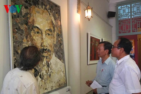 A paiting of late Uncle Ho at the exhibition (Photo: VOV)