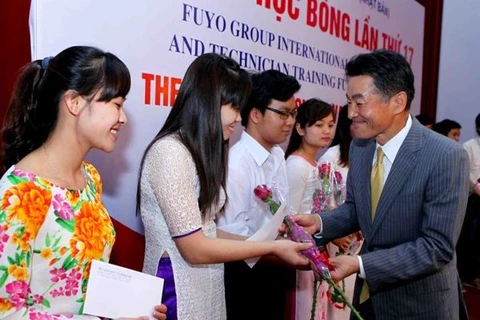 Outstanding students receive scholarships (Photo: VNA)