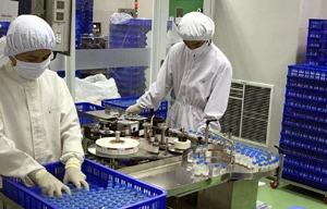 Workers of the Phu Yen Material and Pharmacy Co in the central province of Phu Yen make medicines (Photo: VNA)