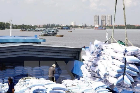 Rice sacks are loaded for export at the Tan Thuan 2 port in Ho Chi Minh City (Photo: VNA)