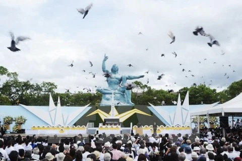 Peace doves released at a ceremony to commemorate 69 years of US atomic bombing of Nagasaki. (Photo: AFP/VNA)