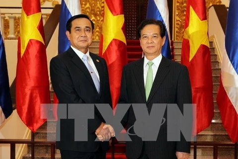 Vietnamese Prime Minister Nguyen Tan Dung and his Thai counterpart Prayut Chan-ocha (Photo: VNA)