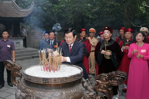 President Truong Tan Sang pays respect to nation-founding Hung Kings. (Photo: VNA)