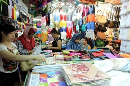 Customers shop at the Ben Thanh Market in HCM City. (Photo: VNA)