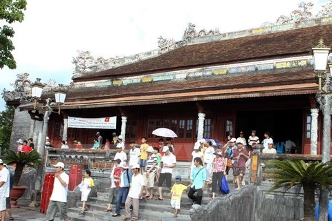 Visitors seen at a relic site in Hue (Photo: VNA)