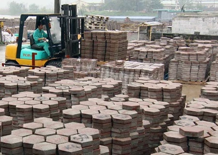 Unbaked bricks produced at Thanh Phuc Mechanical Construction and Engineering Co in the northern port city of Hai Phong (Photo: VNA)