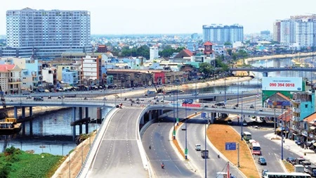 An overview of Calmette Bridge, which connects District 1's Calmette Street and District 4's Doan Van Bo Street in HCM City (Photo: VNA)