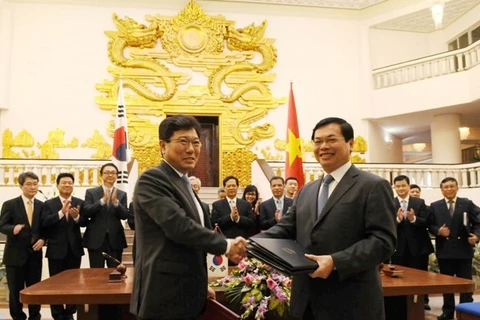 Minister of Industry and Trade Vu Huy Hoang (R) and RoK Minister of Trade, Industry and Energy Yoon Sang-jick signed the deal on May 5 (Photo: VNA)