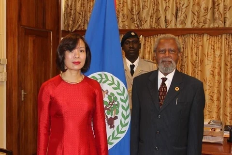 Ambassador Le Linh Lan (L) and Governor-General of Belize Colville Norbert Young (Photo: Vietnamese Embassy in Mexico)