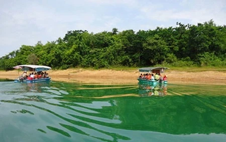 Visitors enjoy a boat tour on Ben En Lake (Photo: nld.com.vn)