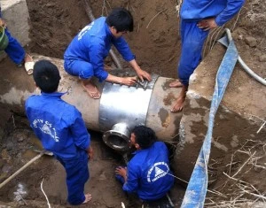 Workers repair a water pipe (Source: hawacom.vn)