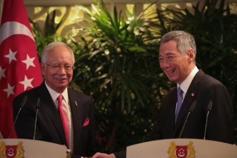 Singaporean PM Lee Hsien Loong and Malaysian PM Najib Razak at the press conference after their annual retreat in Singapore on May 5. (Photo: Today-Singapore)
