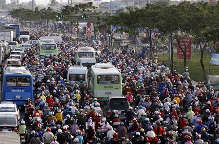 Rush hour traffic on a HCM City road. The city plans to follow Da Nang on inspecting motorbike exhaust fumes (Photo: VNA)