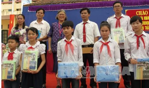 Thai princess Maha Chakri Sirindhorn (behind, third, left) presents gift to local students (Photo: VNA)