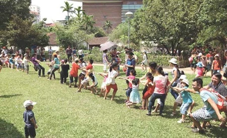 Children take part on a game of tug of war at the Hanoi-based Vietnam Museum of Ethnology (Photo: VNA)
