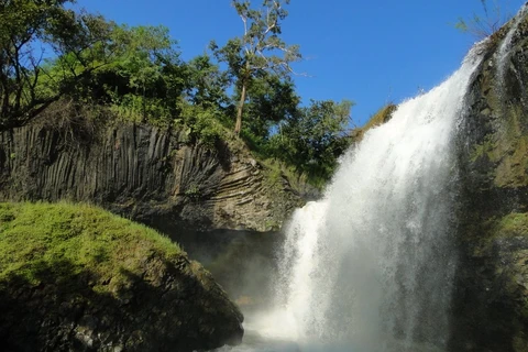 White Waterfall (Source: travel.zizi.vn)