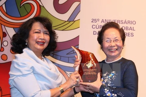 Vietnam’s Vice State President Nguyen Thi Doan presented with Global Women’s Leadership award (Source: VNA)