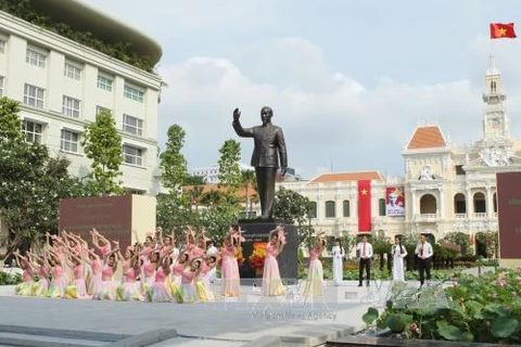 A dancing performance in front of the statue at the inauguration (Photo: VNA)