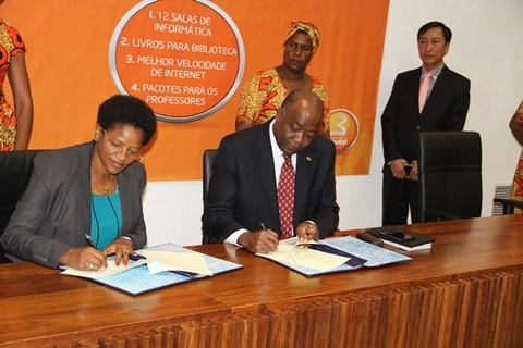 The minutes signing ceremony (Photo: Vietnamese Embassy in Mozambique)