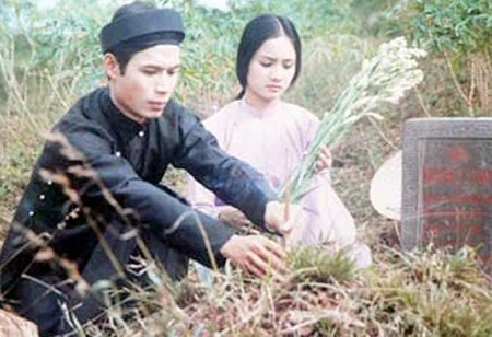 Lovebirds: Actor Tien Hoi, in the role of Nguyen Tat Thanh, and actress Thu Ha as Van, who plays Hue, as seen in the movie Hen Gap Lai Sai Gon. The film was based on Son Tung's screenplay, Cuoc Chia Ly Tren Ben Nha Rong (Farewell on Nha Rong Wharf). The s