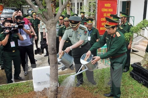 Vietnamese Defence Minister Phung Quang Thanh and his Chinese counterpart Chang Wanquan plant a tree in Muong Khuong district, Lao Cai province (Source: VNA)