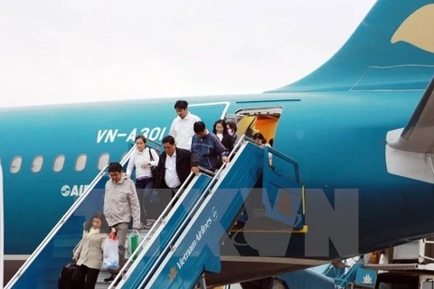 Passengers get off a plane of Vietnam Airlines (Source: VNA)