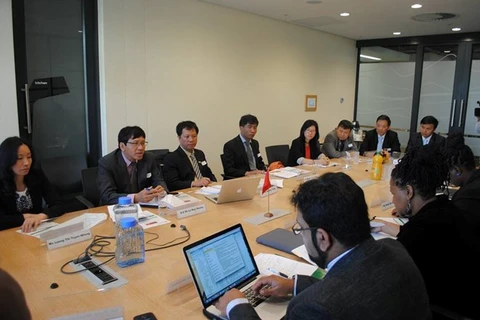The Vietnamese delegation (left) at the working session with the South African side (Photo: VNA)