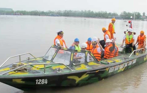 Naval officers and expatriates test the speedboat on May 20 (Photo: hanoimoi.com.vn)