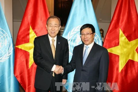 Deputy Prime Minister and Foreign Minister Pham Binh Minh welcomes Secretary General of the United Nations Ban Ki-moon (Source: VNA)