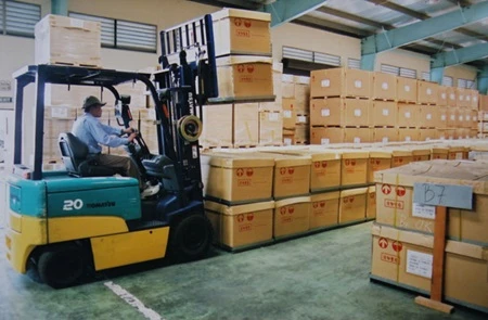 A worker transports cargo at Dragon Logistics Co,Ltd in Ha Noi's Thang Long Industrial Zone. Logistics enterprises face a serious shortage of employees due to an increase of service demands. (Photo: VNA/VNS