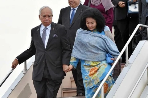 Malaysian Prime Minister Najib Razak (left) and his spouse Rosmah Mansor arrive at the Tokyo Airport on May 24 (Photo: AFP)