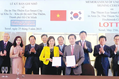 The MoU signing between the HCM City Department of Planning and Investment and the Lotte Group (Photo: sggp.org.vn)